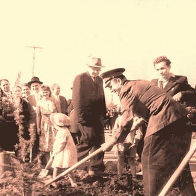 Ю.А. Гагарина сажает дерево